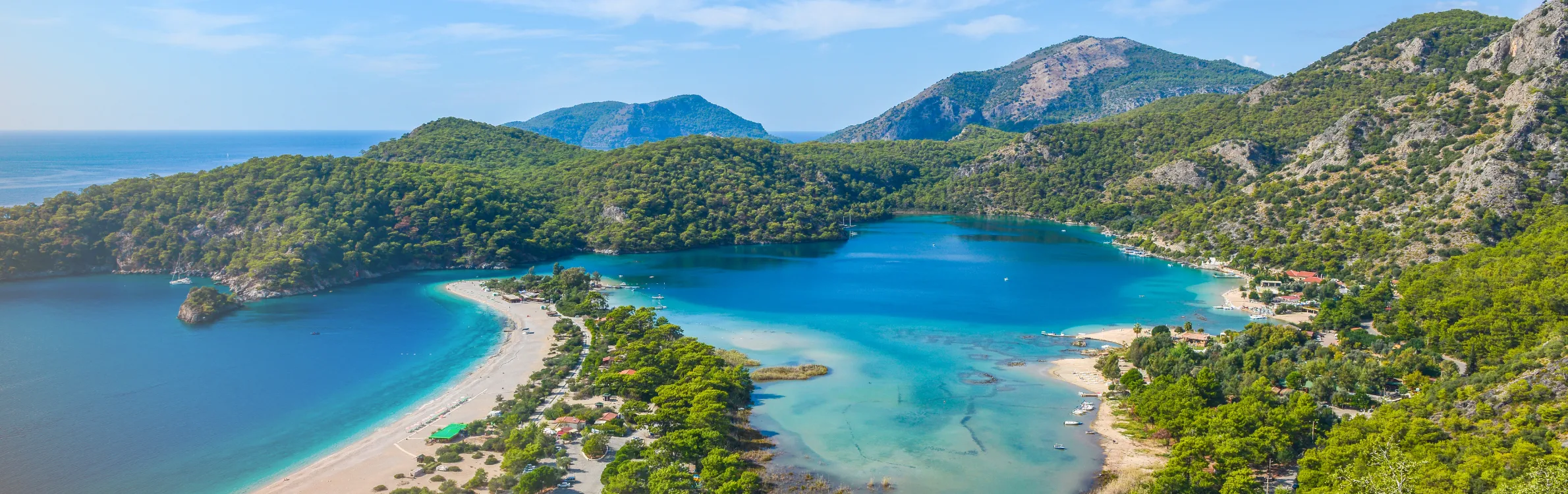 Buchten in der Türkei mit hellem Wasser und Strand